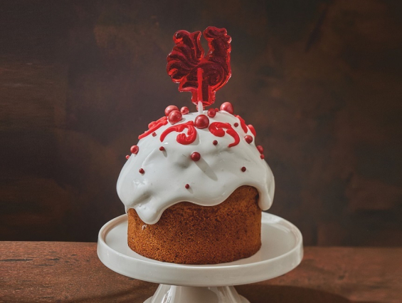 Кекс "Петушок с творожно-малиновой начинкой" на заказ в Екатеринбурге. ПАСХА - от кондитерской фабрики "9 Островов"