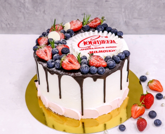Торт с ягодами "Полумесяц" на заказ в Екатеринбурге. Торты на день рождения - от кондитерской фабрики "9 Островов"