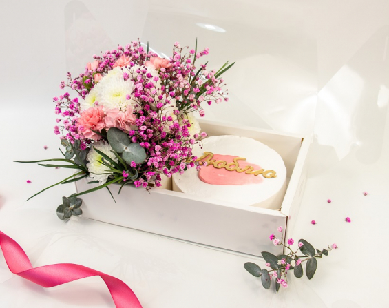 Набор — бенто-торт и букет живых цветов на заказ в Екатеринбурге. Торты на день рождения - от кондитерской фабрики "9 Островов"