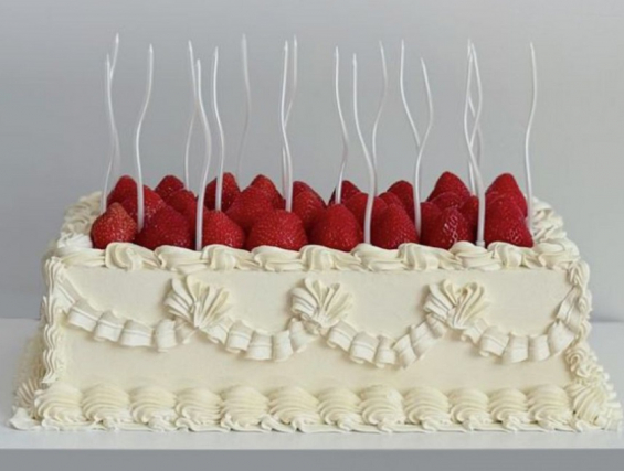 Торт "Клубничный вальс" на заказ в Екатеринбурге. Свадебные торты - от кондитерской фабрики "9 Островов"