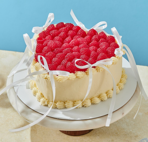 Торт "Сердце" с малиной на заказ в Екатеринбурге. Свадебные торты - от кондитерской фабрики "9 Островов"